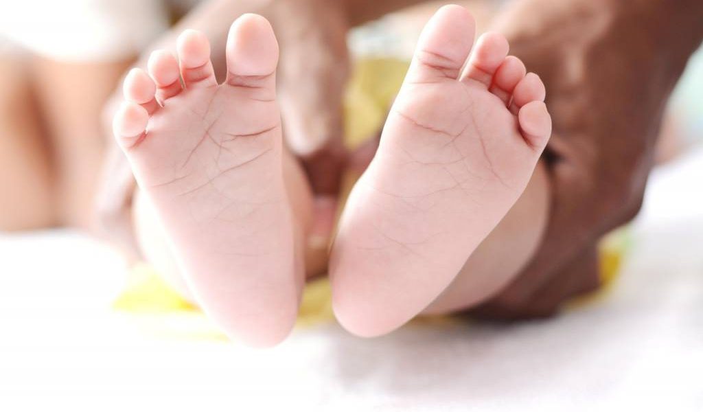 Pourquoi choisir des lingettes bébé à l'eau pour la peau sensible de votre enfant