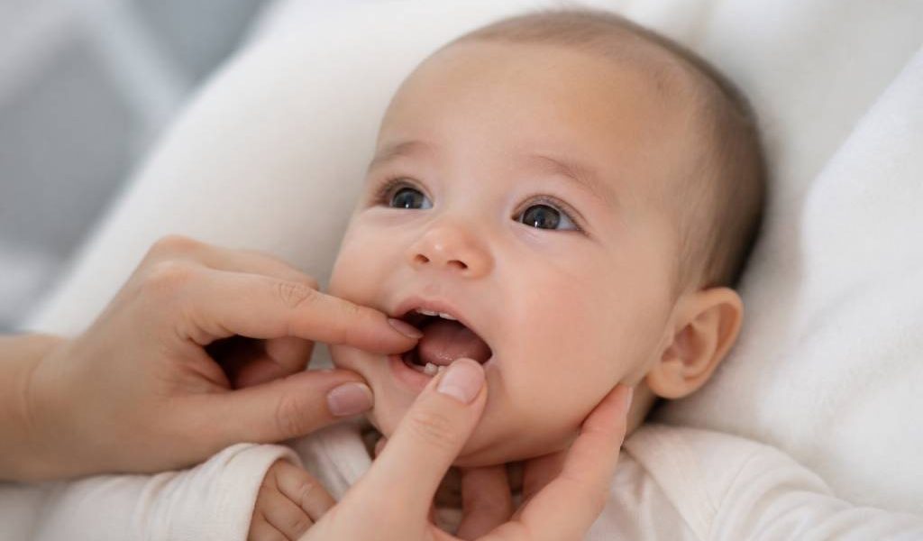 À quel âge la poussée dentaire commence chez bébé