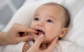 À quel âge la poussée dentaire commence chez bébé