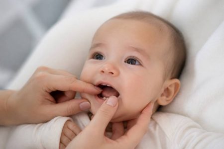 À quel âge la poussée dentaire commence chez bébé