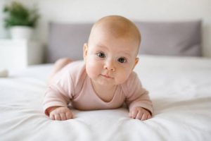 À quel âge bébé tient sa tête