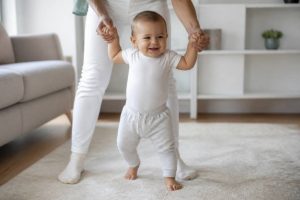 Âge marche bébé : à quel âge bébé fait ses premiers pas ?