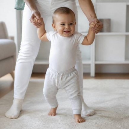 Âge marche bébé : à quel âge bébé fait ses premiers pas ?
