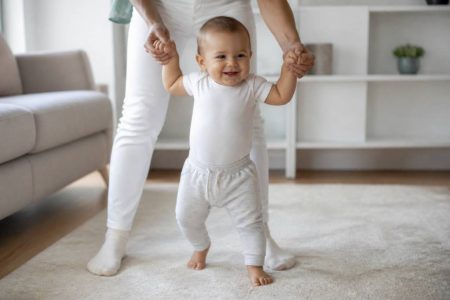 Âge marche bébé : à quel âge bébé fait ses premiers pas ?