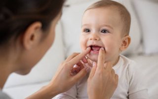 Age sortie des dents chez bébé : à quel âge apparaissent les premières dents ?