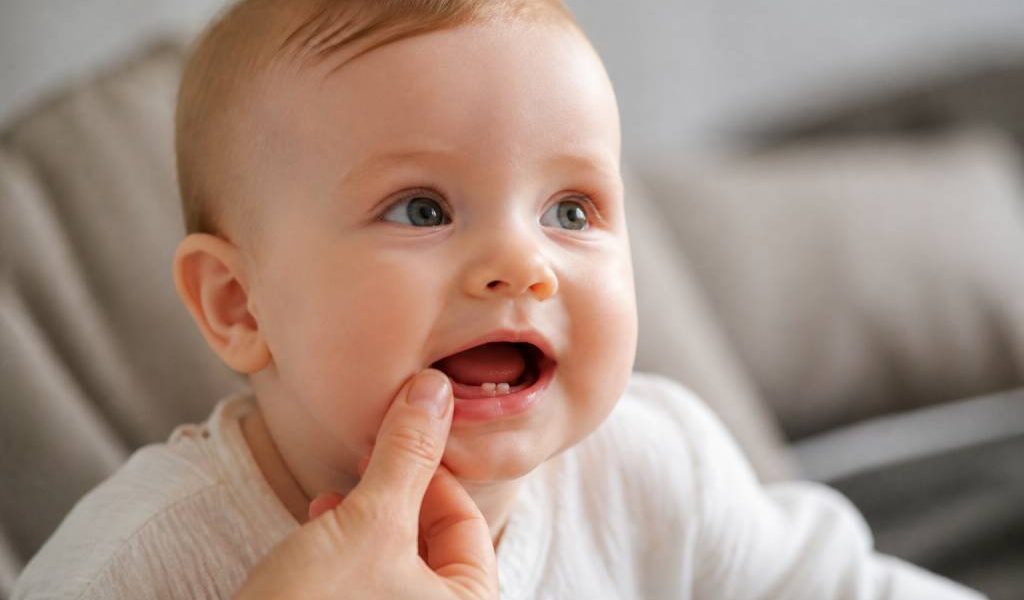 A quel âge bébé fait ses dents : signes, symptômes et calendrier de la poussée dentaire