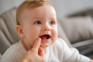 A quel âge bébé fait ses dents : signes, symptômes et calendrier de la poussée dentaire