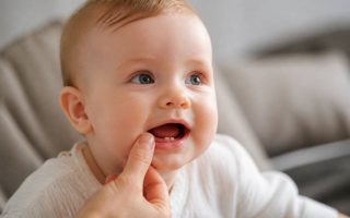 A quel âge bébé fait ses dents : signes, symptômes et calendrier de la poussée dentaire