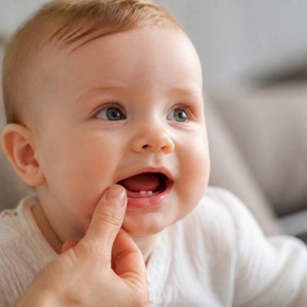 A quel âge bébé fait ses dents : signes, symptômes et calendrier de la poussée dentaire