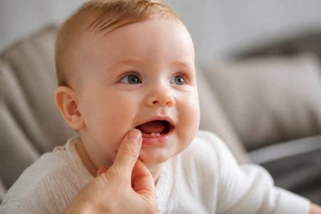 A quel âge bébé fait ses dents : signes, symptômes et calendrier de la poussée dentaire
