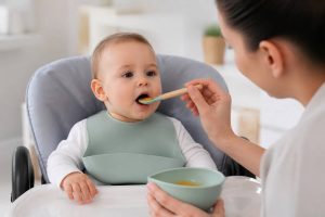 Aliments solides : quand et comment les introduire chez bébé