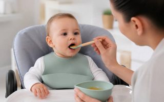 Aliments solides : quand et comment les introduire chez bébé