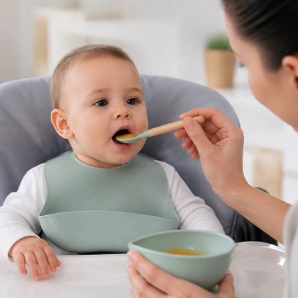 Aliments solides : quand et comment les introduire chez bébé