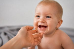 Age 1ere dent : quand bébé fait-il sa première dent ?