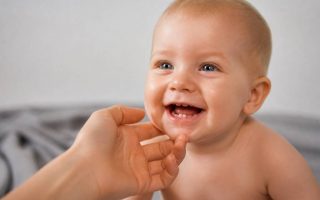 Age 1ere dent : quand bébé fait-il sa première dent ?