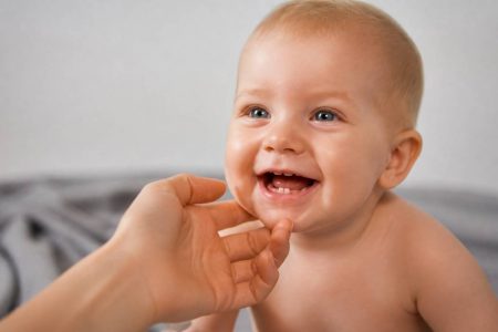 Age 1ere dent : quand bébé fait-il sa première dent ?