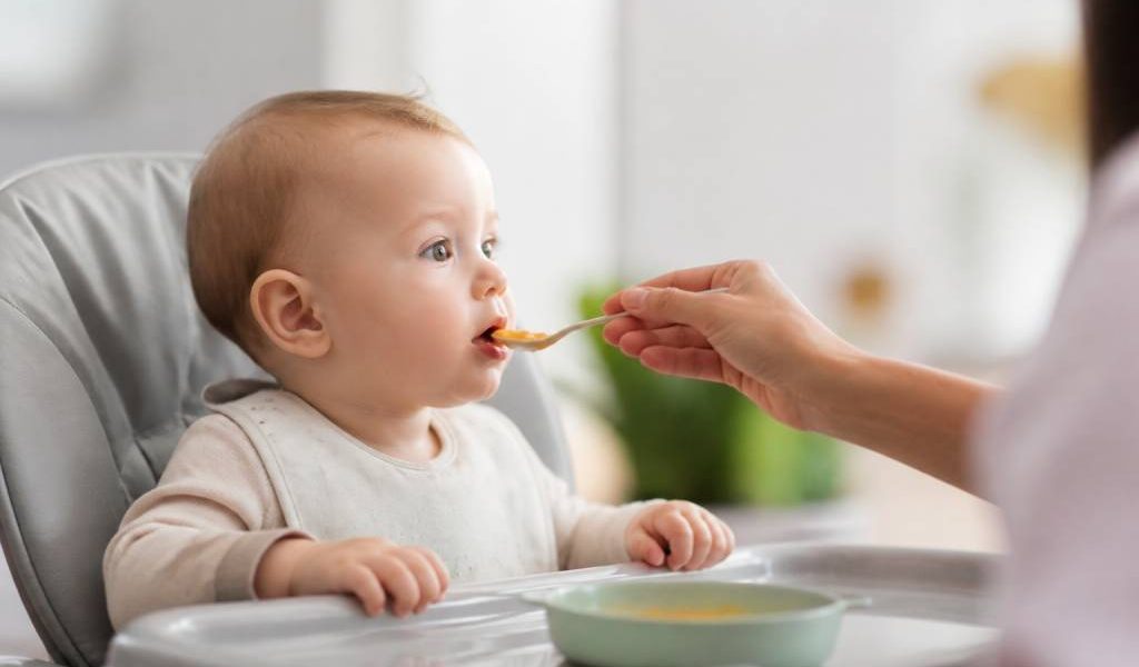 Alimentation solide : quand et comment commencer pour bébé