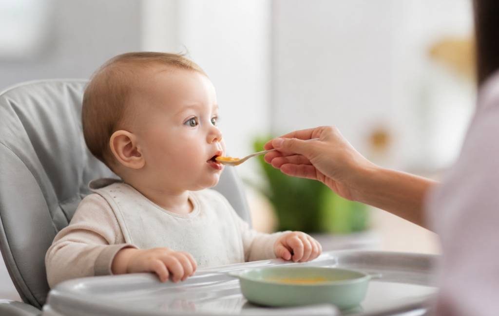Alimentation solide : quand et comment commencer pour bébé