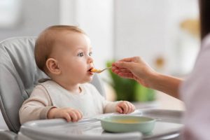 Alimentation solide : quand et comment commencer pour bébé