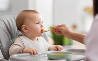 Alimentation solide : quand et comment commencer pour bébé