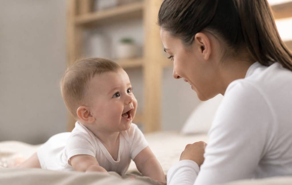 Acquisition du langage chez le bébé : étapes, conseils et rôle du bruit blanc