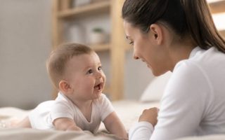 Acquisition du langage chez le bébé : étapes, conseils et rôle du bruit blanc
