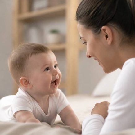 Acquisition du langage chez le bébé : étapes, conseils et rôle du bruit blanc