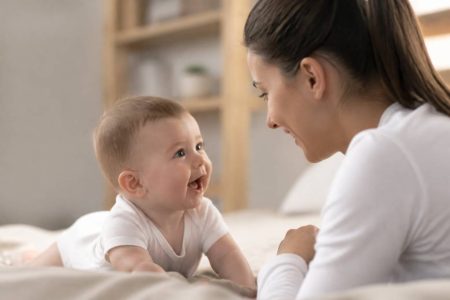 Acquisition du langage chez le bébé : étapes, conseils et rôle du bruit blanc