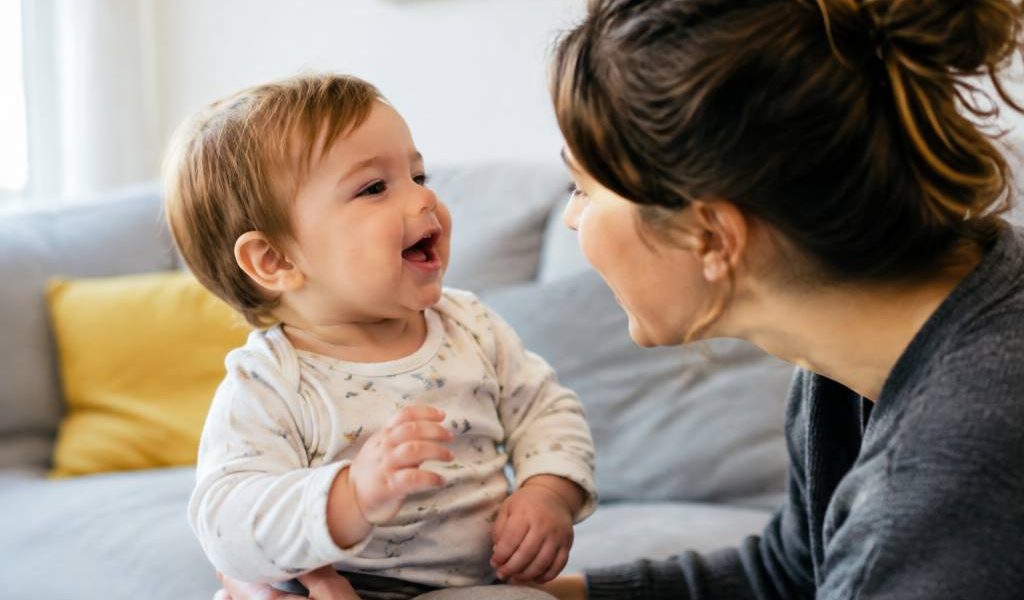 À quel âge bébé prononce-t-il son premier mot ?