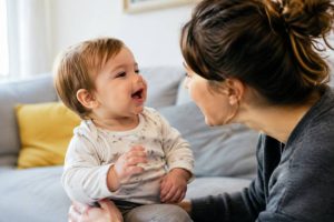 À quel âge bébé prononce-t-il son premier mot ?