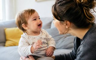 À quel âge bébé prononce-t-il son premier mot ?