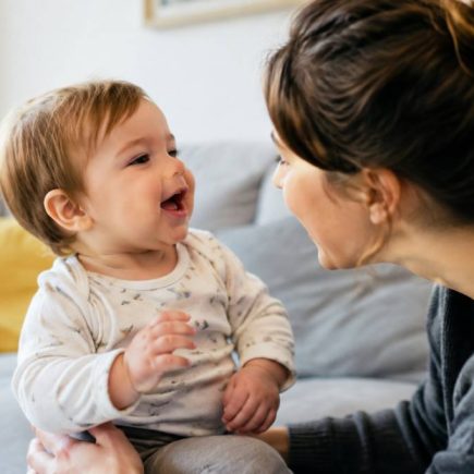 À quel âge bébé prononce-t-il son premier mot ?