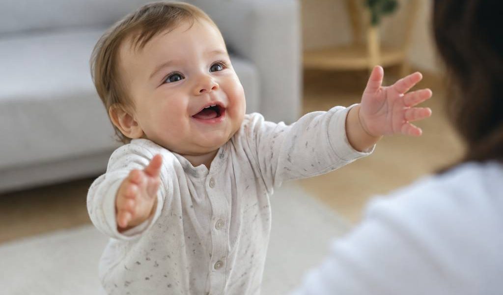 À quel âge bébé tend les bras pour être pris ?