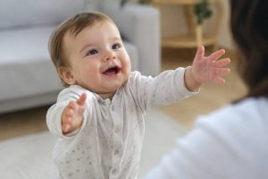 À quel âge bébé tend les bras pour être pris ?