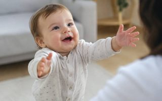 À quel âge bébé tend les bras pour être pris ?