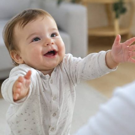 À quel âge bébé tend les bras pour être pris ?