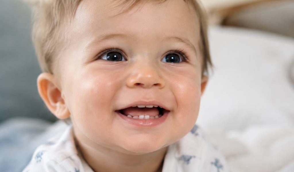 À quel âge les dents de bébé poussent ?
