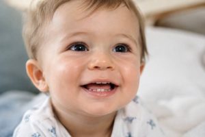 À quel âge les dents de bébé poussent ?