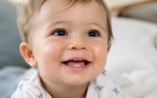 À quel âge les dents de bébé poussent ?