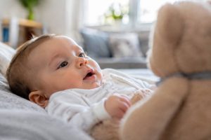 À quelle distance voit un bébé de 2 mois ?