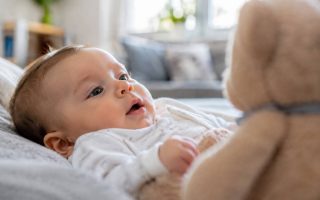 À quelle distance voit un bébé de 2 mois ?