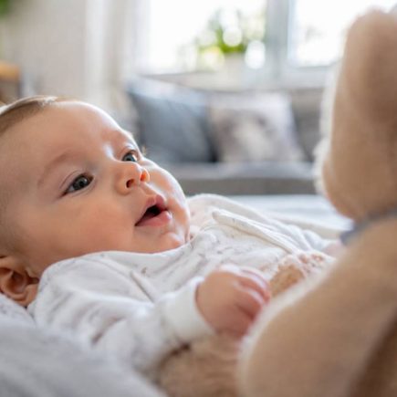 À quelle distance voit un bébé de 2 mois ?