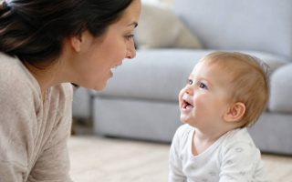 À quelle âge bébé commence à parler ? étapes du développement du langage