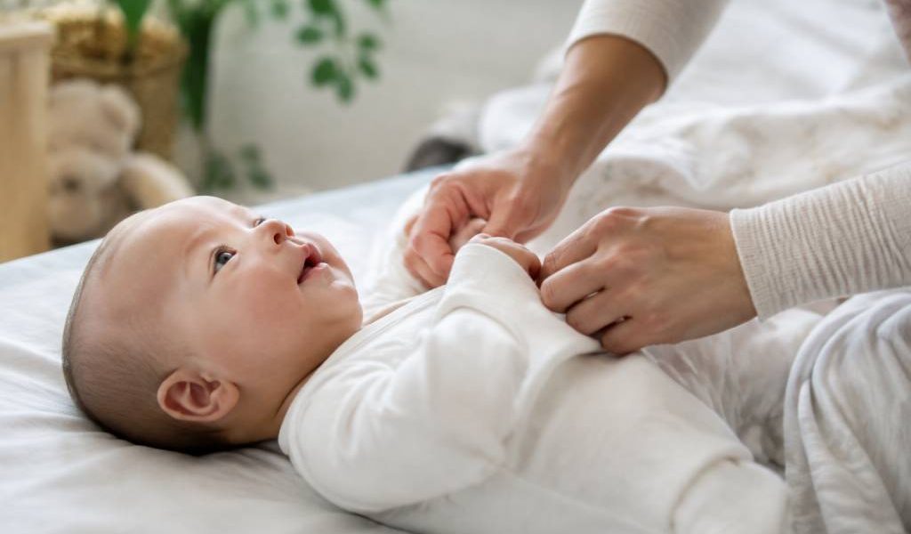 À quel âge décalotter bébé : conseils et recommandations médicales