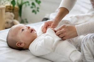 À quel âge décalotter bébé : conseils et recommandations médicales