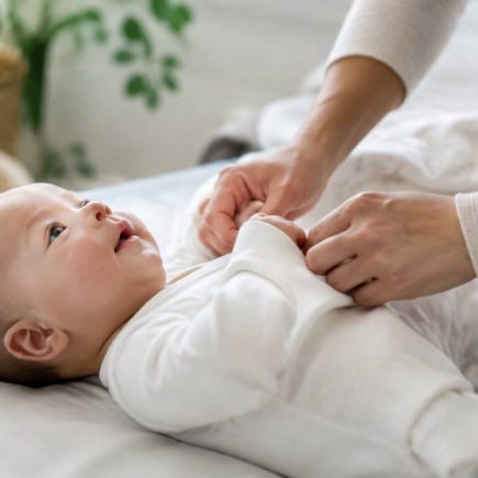 À quel âge décalotter bébé : conseils et recommandations médicales