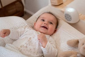 À 5 mois, que fait bébé ? Repères de développement et bruit blanc pour le sommeil