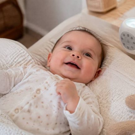 À 5 mois, que fait bébé ? Repères de développement et bruit blanc pour le sommeil