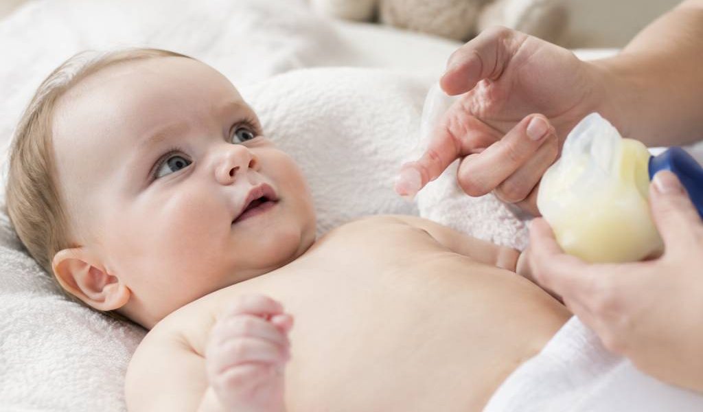 À quoi sert la vaseline : utilisations, bienfaits et précautions pour bébé