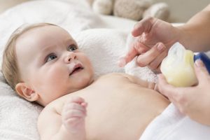 À quoi sert la vaseline : utilisations, bienfaits et précautions pour bébé